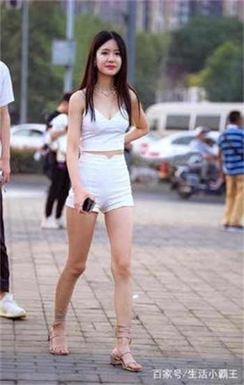 玉溪一女子监控下小便