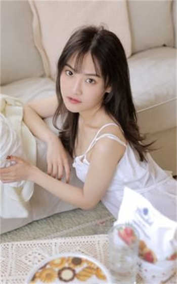 爸爸在面撞女儿写作业