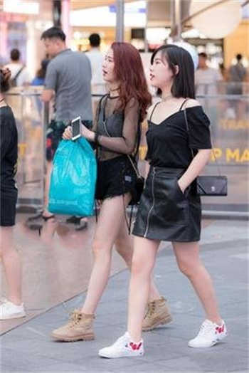 女学员和驾校教练在车里