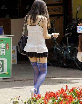 强吻戏床撕衣服视频