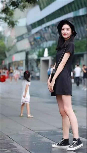 漂亮女生脚下的奴隶