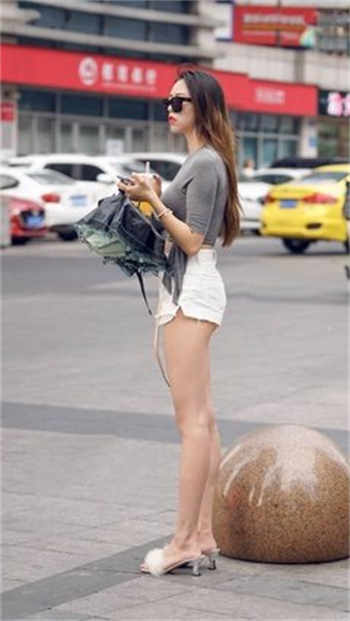 网红美少女枪械师照片