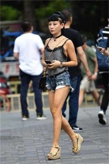 夜晚散步公园搭讪女神