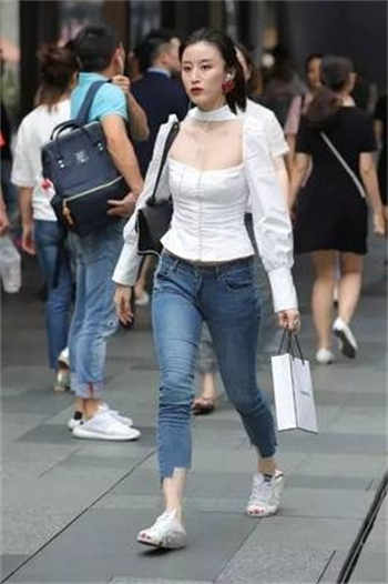 那天晚上他分开了我的腿