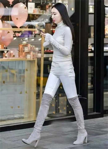 漂亮女生脚下的奴隶
